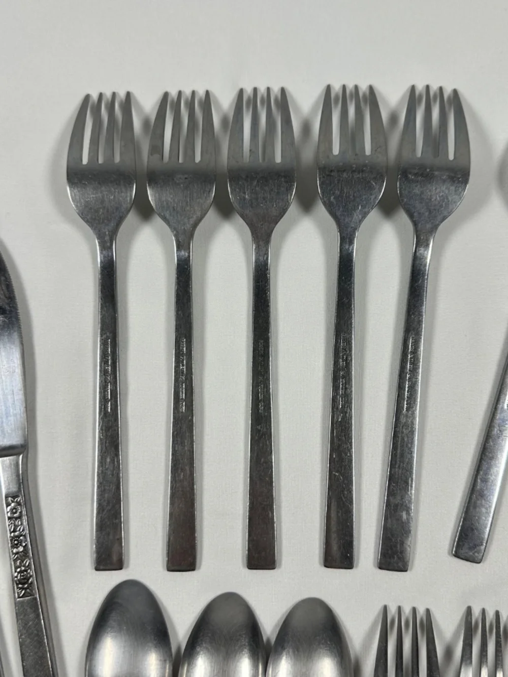 Flatware Roger Cutlery Co Stainless Japan Dorette Pattern 16 Piece 1970s